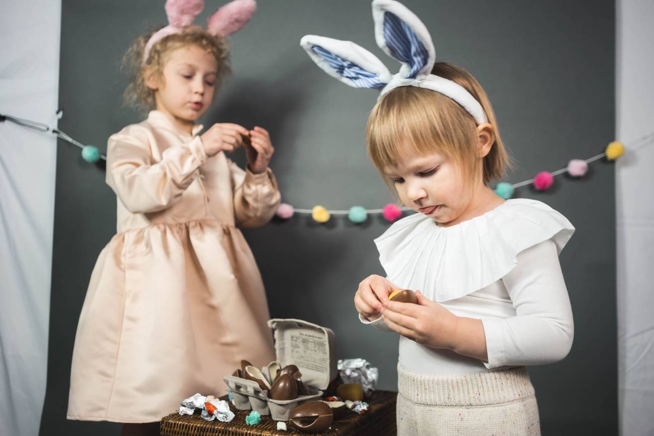 Dzieci zbierają czekoladowe jajka, które mogą być niebezpieczne.
