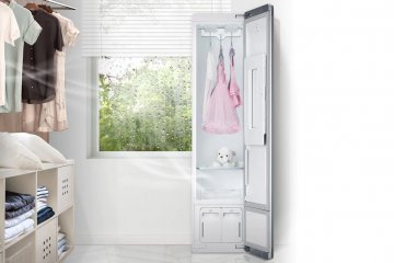 LG Styler to nowoczesna szafa parowa do odświeżania ubrań. Para, tworzona z czystej wody bez chemikaliów przez generator urządzenia, skutecznie usuwa do 99,9 proc. alergenów z dziecięcych ubrań