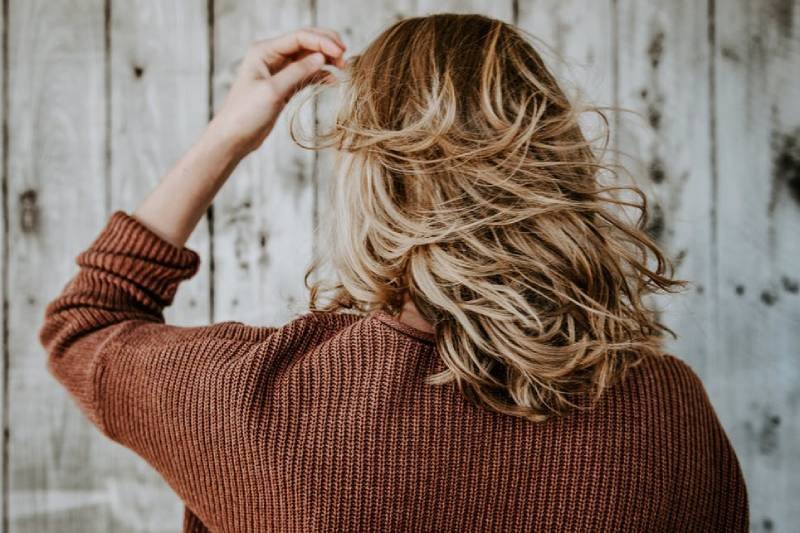 Jak zapuścić włosy? Olejek musztardowy działa na skórę, włosy i paznokcie