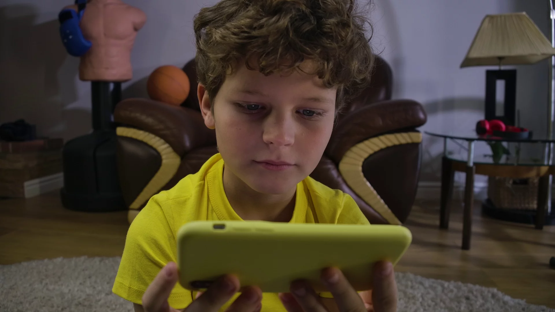 chłopiec z telefonem