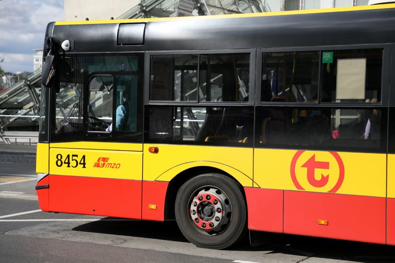 Nieznajomy nagabywał 12-latkę w autobusie