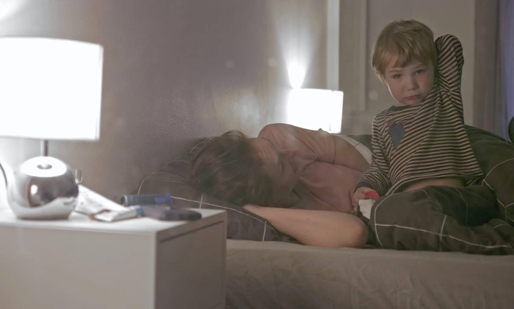 Dziecko jest "nagle" aktywne przed spaniem nie bez powodu. "Mamo, mogę jeszcze ostatnie pytanie?"