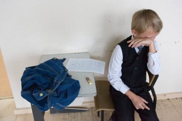 smutny uczeń po rozdaniu szkolnych świadectw