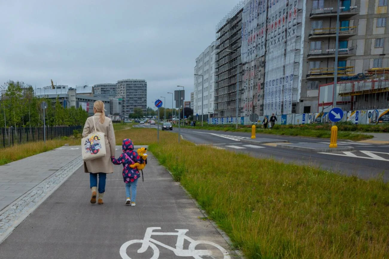Mama zaprowadzająca córkę do przedszkola.