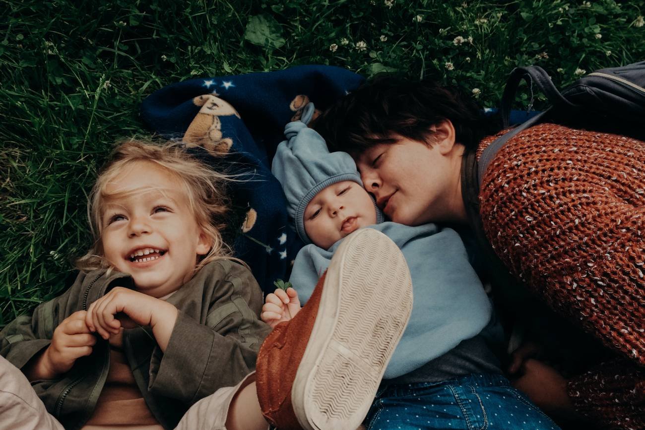 plac zabaw, nadopiekuńcze matki, wyobraźnia, ćwiczenie wyobraźni, kreatywność, samodzielna zabawa, zabawa na placu zabaw