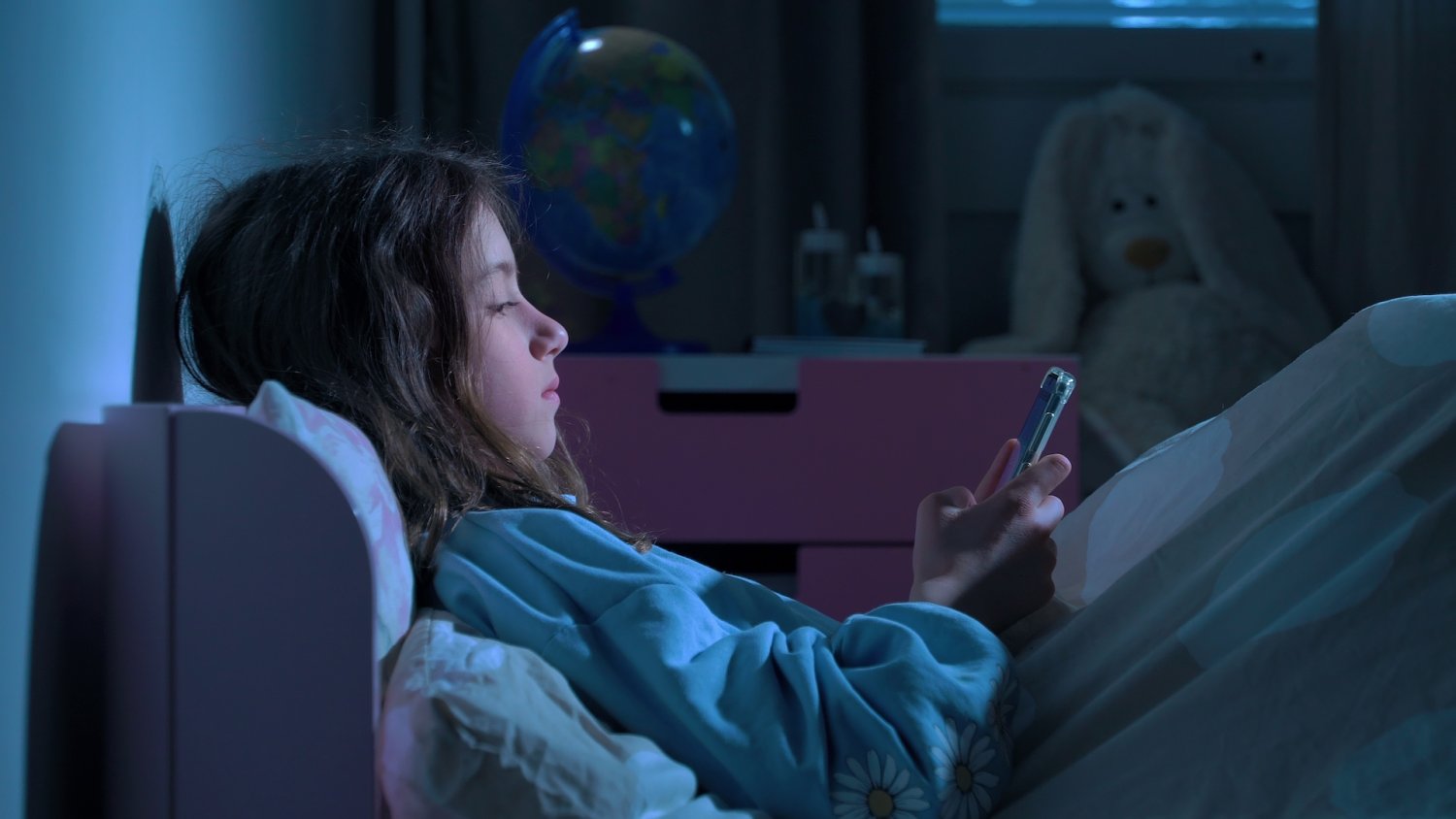 Twoje dziecko coraz częściej zamyka się w pokoju? Naukowcy ostrzegają: to może być coś więcej