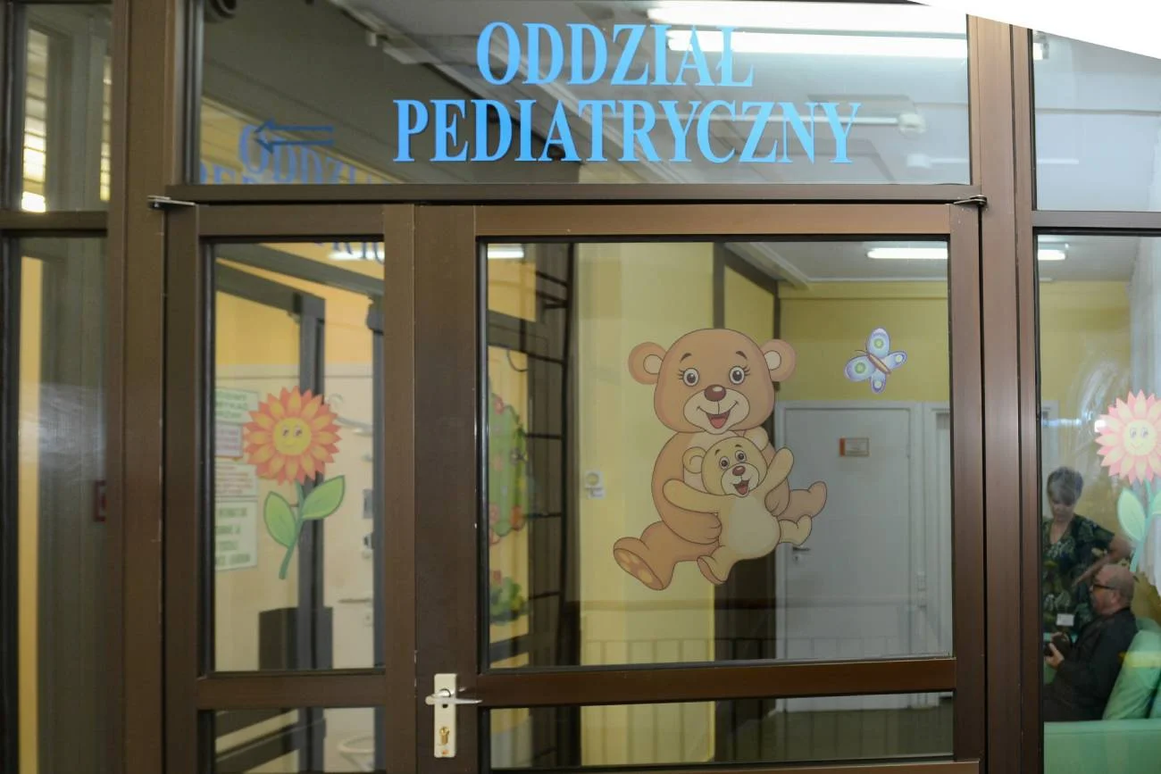korytarz szpitalny na oddziale dziecięcym