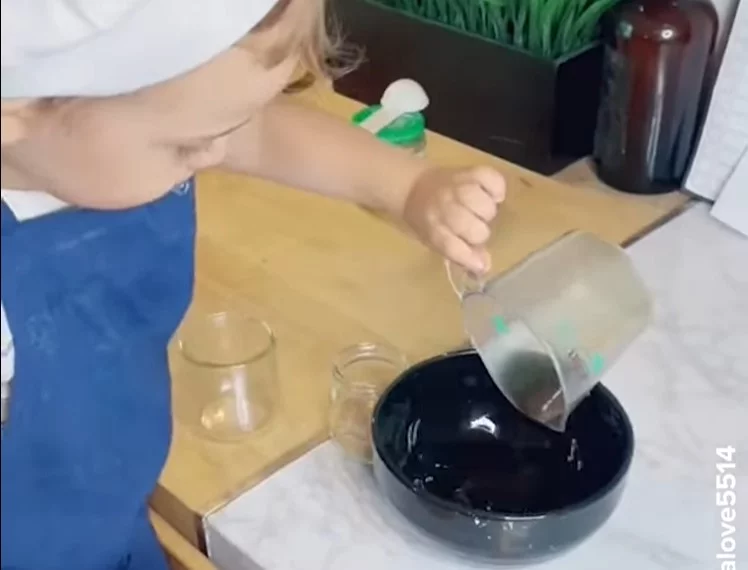 3-latek gotuje obiad dla rodziny na otwartym ogniu. 8 rzeczy, które szokują