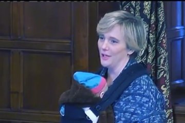 Stella Creasy, z dzieckiem do pracy, niemowlę w chuście, nosidło