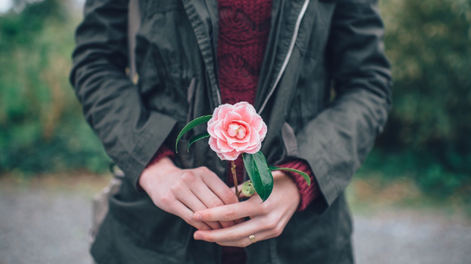 Fot. Pixabay / [url=https://pixabay.com/pl/kobieta-gospodarstwa-kwiat-r%C3%B3%C5%BCowy-1031508/] Unsplash [/url] / [url=https://pixabay.com/pl/service/terms/#usage] CC0 Public Domain [/url]
