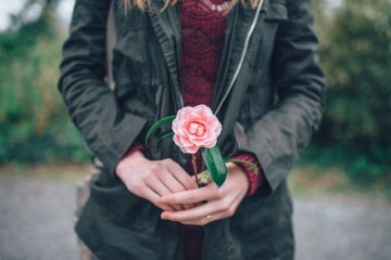Fot. Pixabay / [url=https://pixabay.com/pl/kobieta-gospodarstwa-kwiat-r%C3%B3%C5%BCowy-1031508/] Unsplash [/url] / [url=https://pixabay.com/pl/service/terms/#usage] CC0 Public Domain [/url]