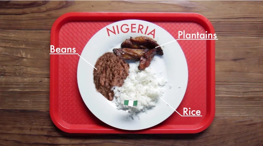 Zestaw obiadowy dla dzieci serwowany w Nigerii