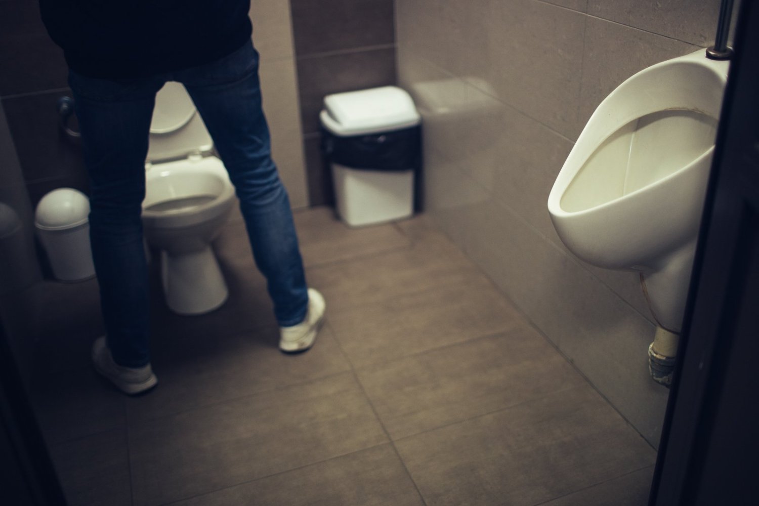 Dziecko w publicznej toalecie powiedziało: "To nie siusiaczek, to penis"