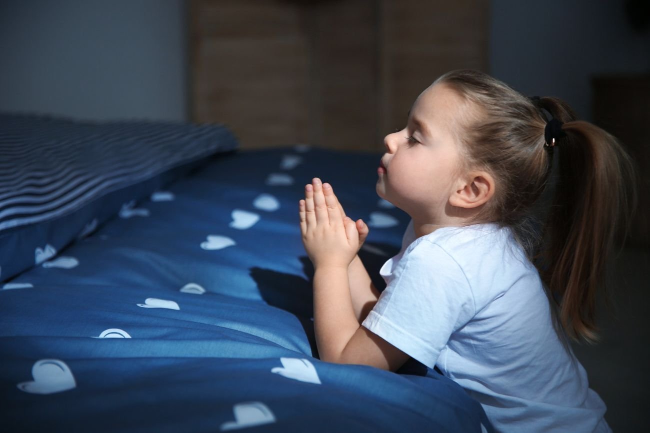 "Przed snem córka się przeżegnała". Tak w przedszkolach dzieci "nie chodzą" na religię