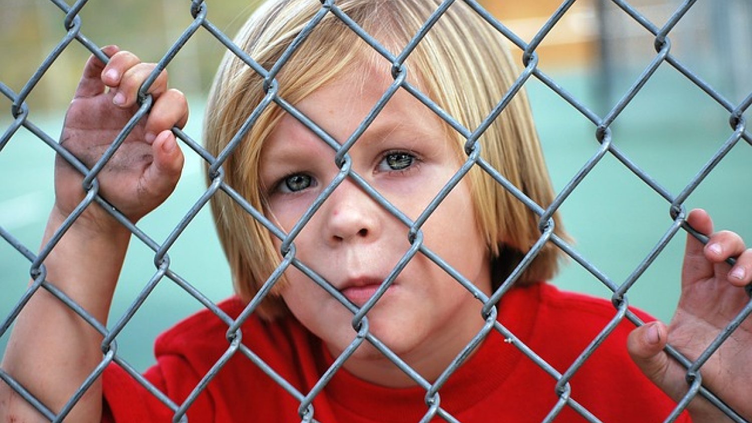 Fot. Pixabay / [url=https://pixabay.com/en/boy-looking-fence-chain-link-young-529065/]Greyerbaby[/url] / [url=https://pixabay.com/en/service/terms/#usage]CC0 Public Domain[/url]