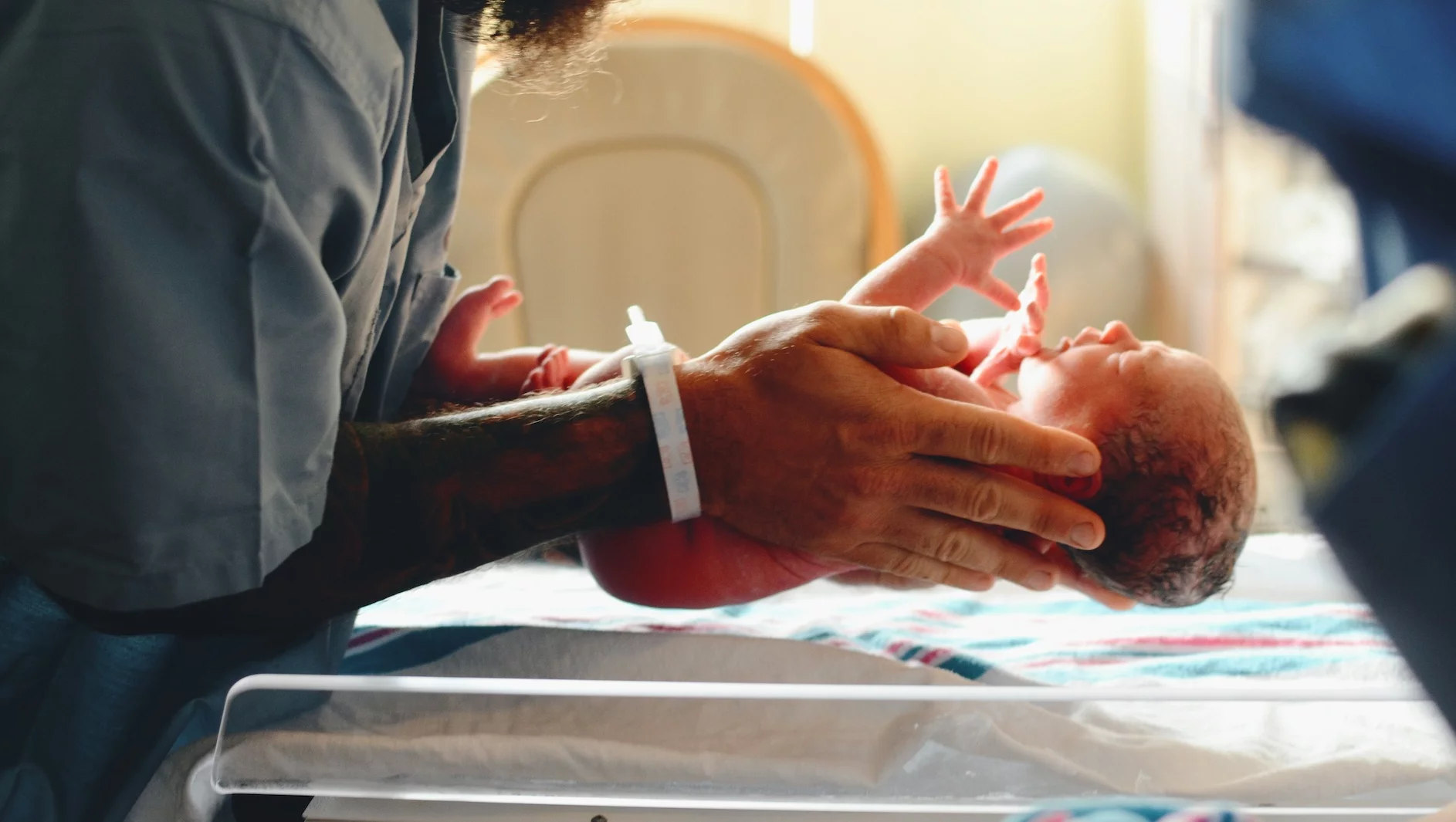 Jako mama wcześniaka możesz liczyć na dodatkowy urlop macierzyński. Jak go uzyskać?