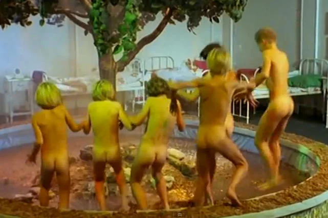 W filmowej adaptacji "Akademii Pana Kleksa" pojawiły się sceny z pogranicza pornografii.