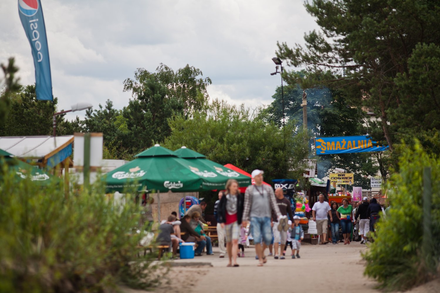 deptak ze straganami nad polskim morzem w deszczu
