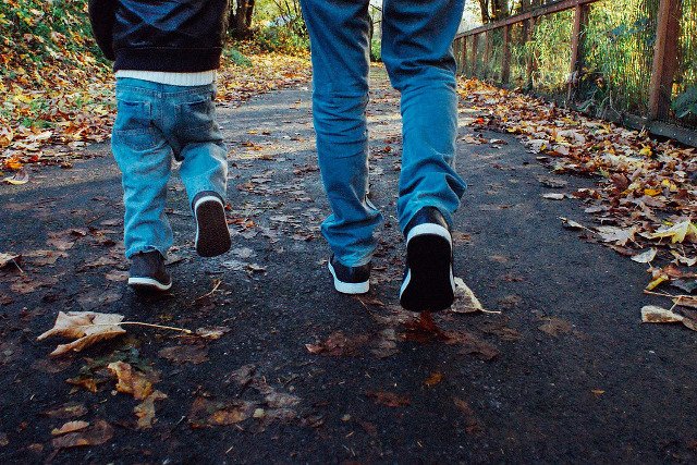 Fot. Pixabay / [url=https://pixabay.com/pl/tata-syn-walking-rodzina-ojciec-909510/]Olichel[/url] / [url=https://pixabay.com/pl/service/terms/#usage]CC0 Public Domain[/url]