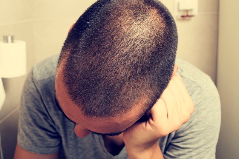 Mężczyźni powinni sikać na stojąco, czy na siedząco? Czy to jest ważne dla ich partnerek?