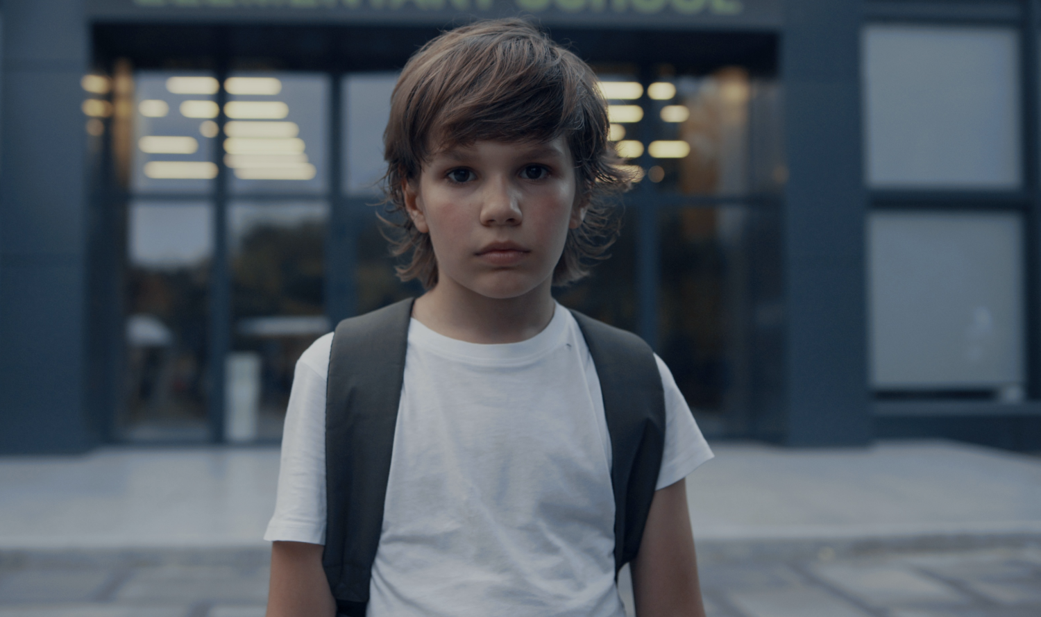 7 sekretów, które dziecko nosi w sobie, gdy boi się nauczyciela Na zdjęciu widać chłopca, który boi się szkoły.