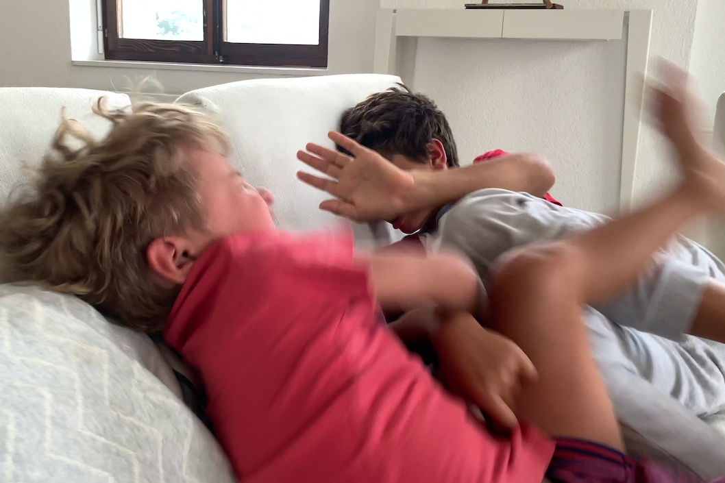 Moje dzieci okropnie się kłóciły. Oto, co poradziła mi moja babcia – byłam w szoku, iż to działa!