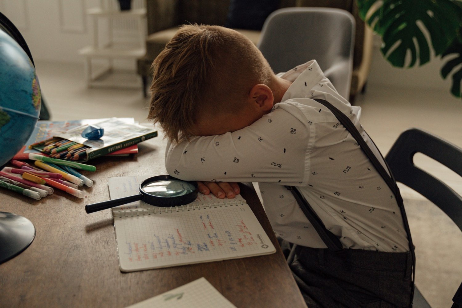 Nauczycielka upokarza dzieci.