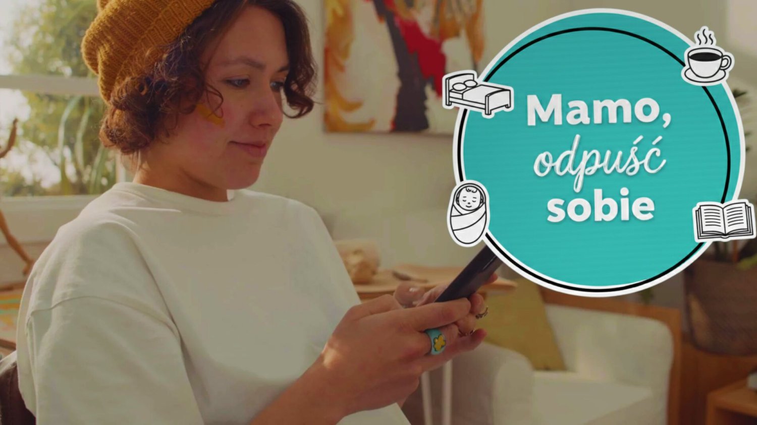 młoda kobieta scrolluje ekran smartfona młoda kobieta scrolluje ekran smartfona