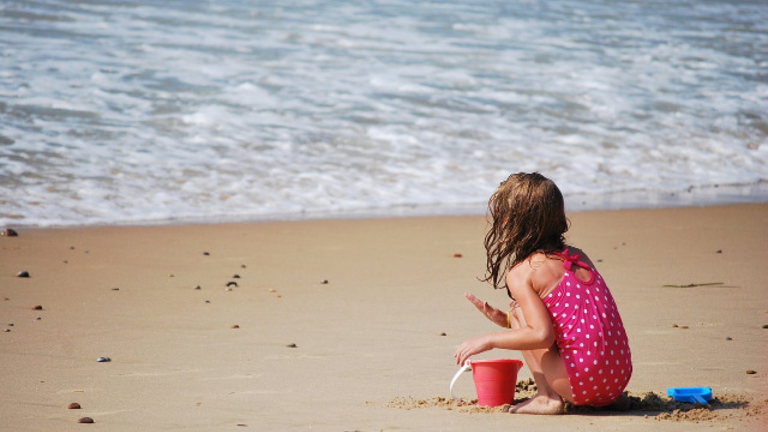 Fot. Pixabay / [url=http://pixabay.com/en/beach-child-playing-sand-solitary-683940/]skeeze[/url] / [url=http://pixabay.com/en/service/terms/#download_terms]CC0 Public Domain[/url]