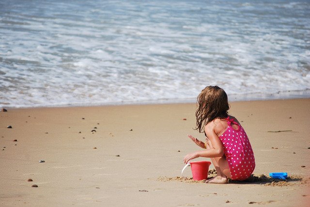 Fot. Pixabay / [url=http://pixabay.com/en/beach-child-playing-sand-solitary-683940/]skeeze[/url] / [url=http://pixabay.com/en/service/terms/#download_terms]CC0 Public Domain[/url]