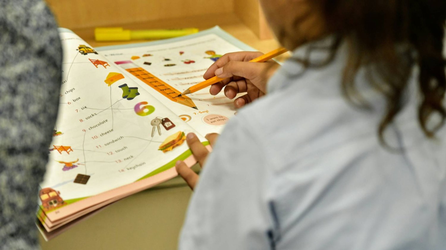uczennica pracuje z książką na lekcji uczennica pracuje z książką na lekcji