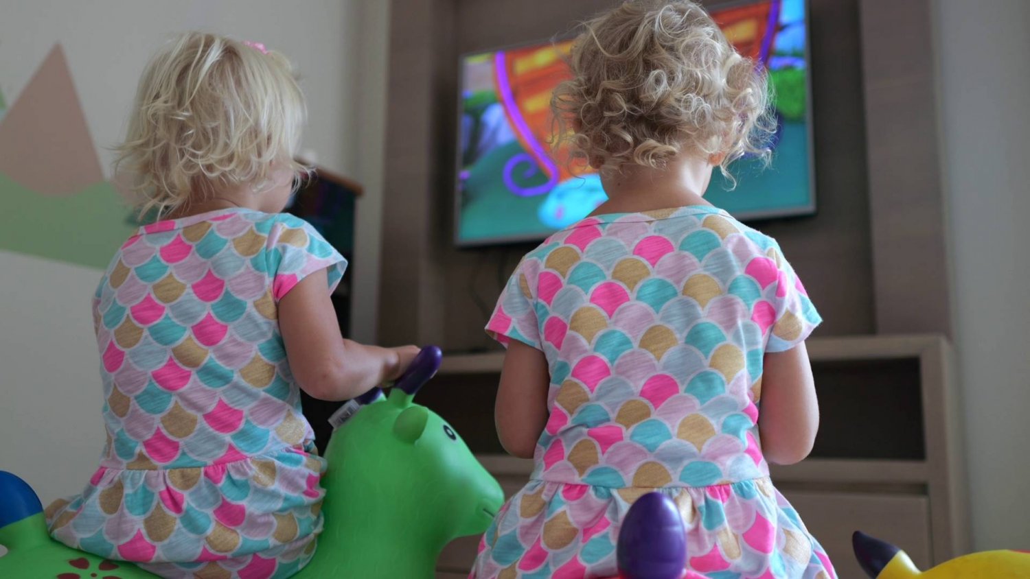 Przedszkolakom zakaże się ekranów. MEN mówi jedno, robi zupełnie co innego