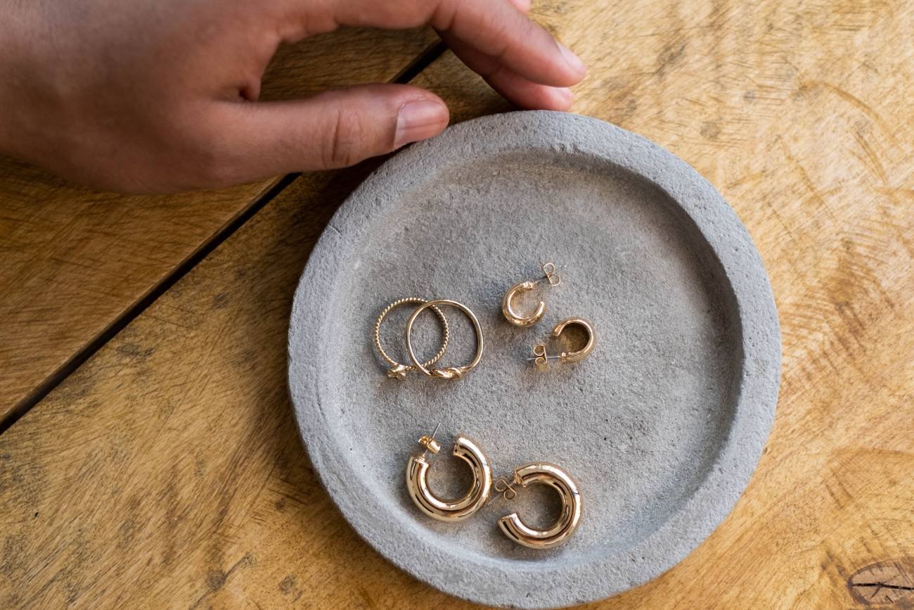 biżuteria, domowe triki, czyszczenie biżuterii, sposoby na wykorzystanie piwa