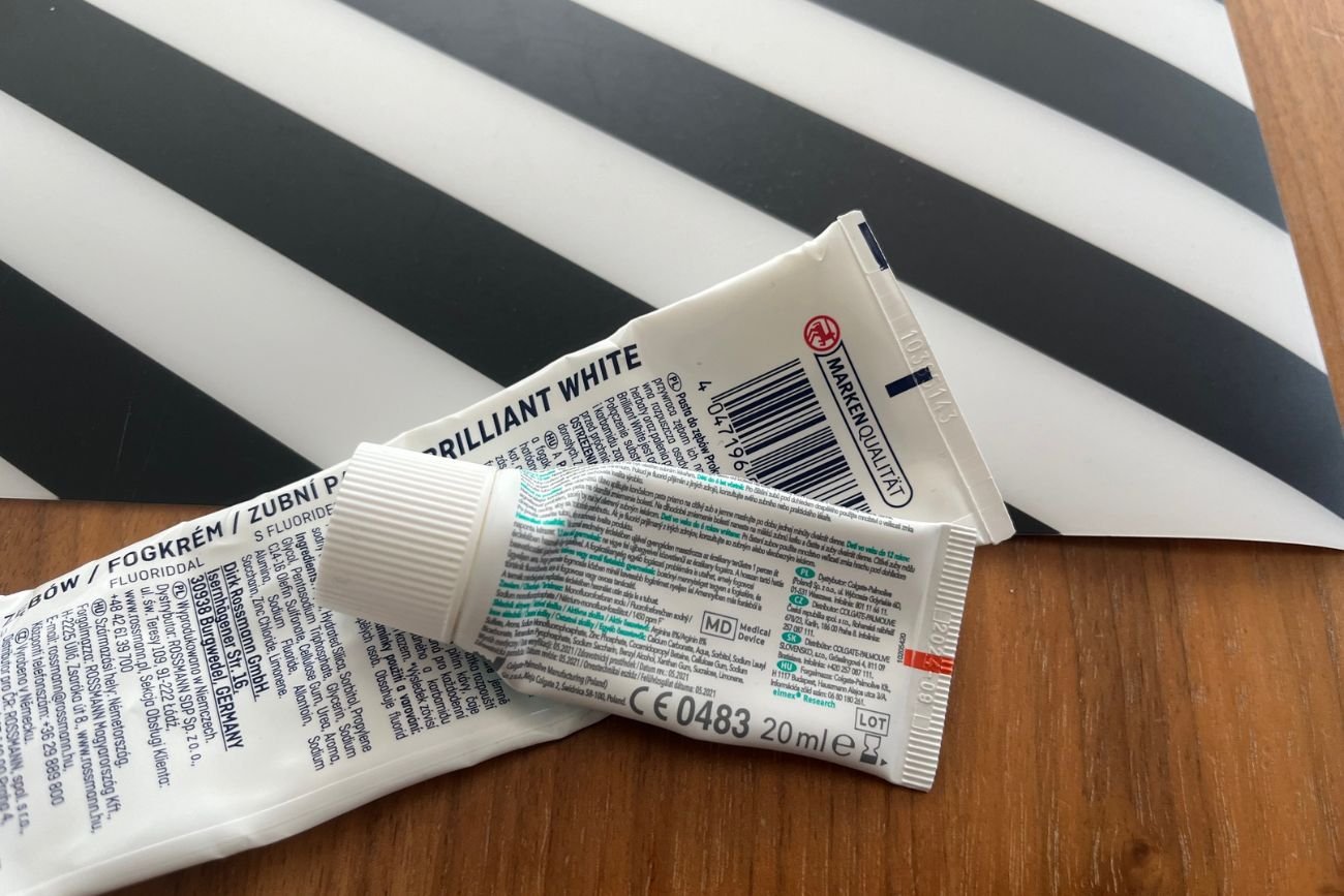 kolorowe paski na tubkach pasty do zębów