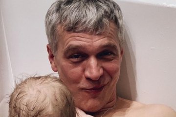 Michał Żebrowski kąpię się z synem
