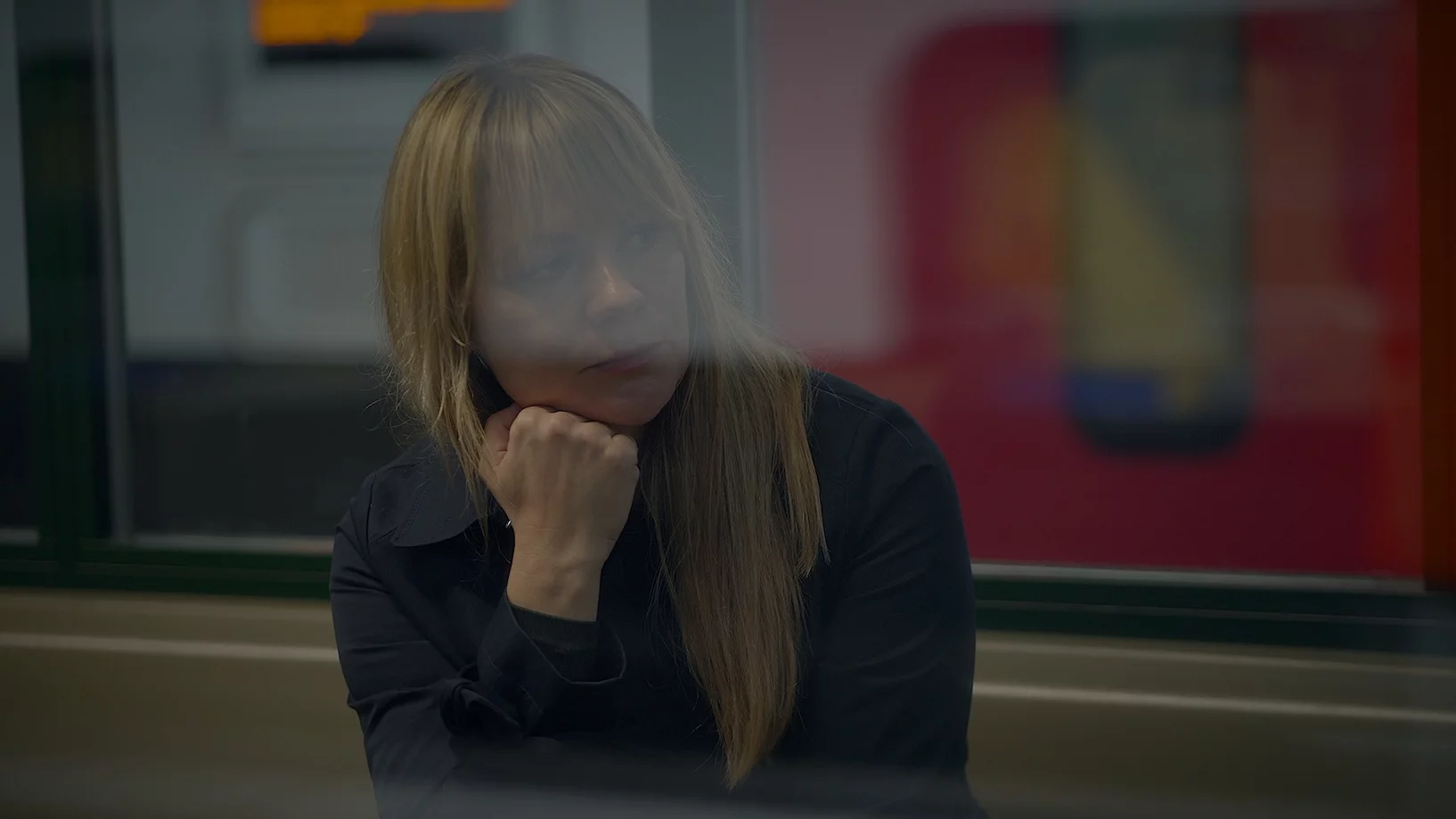 Kobieta przeciążona nadmiarem obowiązków – tak wygląda jej życie Zamyślona kobieta siedzi w komunikacji miejskiej.