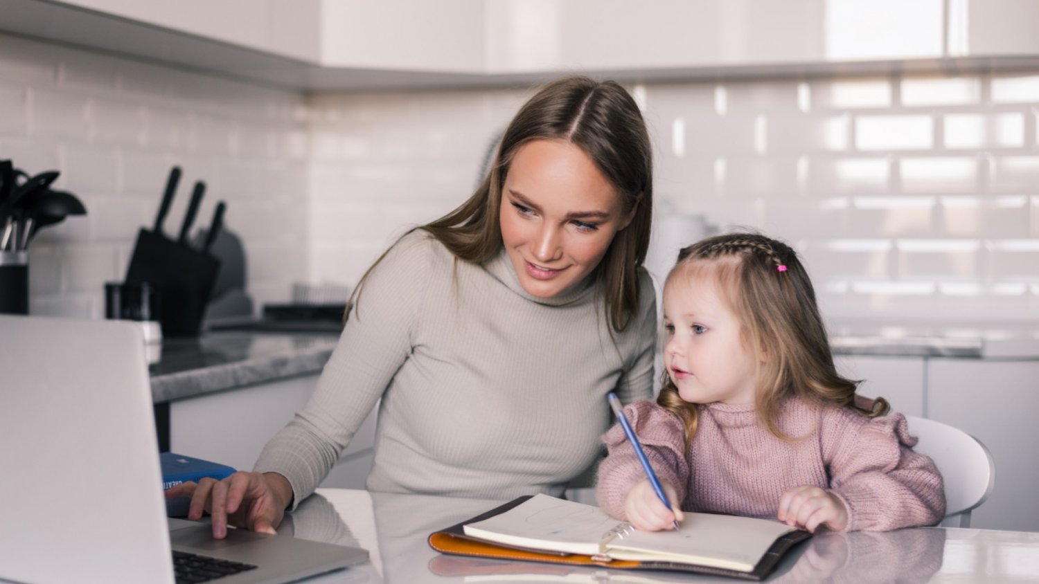 Mama na swoim. Czy freelancing lub własna działalność to jedyna droga po urodzeniu dziecka?