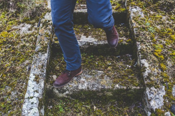 Fot. Pexels / [url=https://www.pexels.com/photo/man-walking-down-the-old-stone-staircase-6449/]kaboompics.com[/url]/[url=https://www.pexels.com/photo-license/]CC0 License[/url]