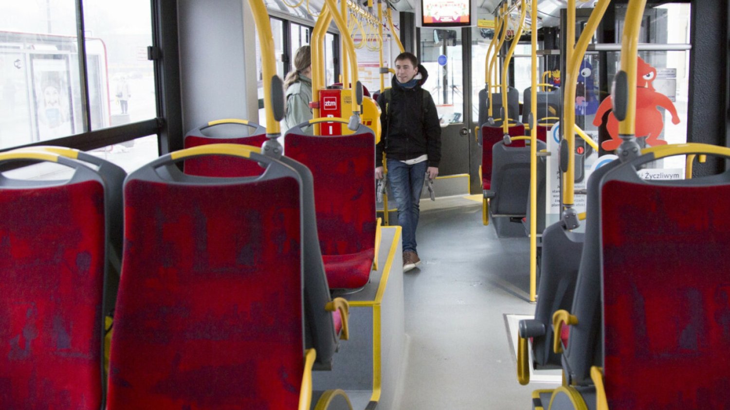 Żółte i szare pasy na podłodze w autobusie. Co oznaczają?