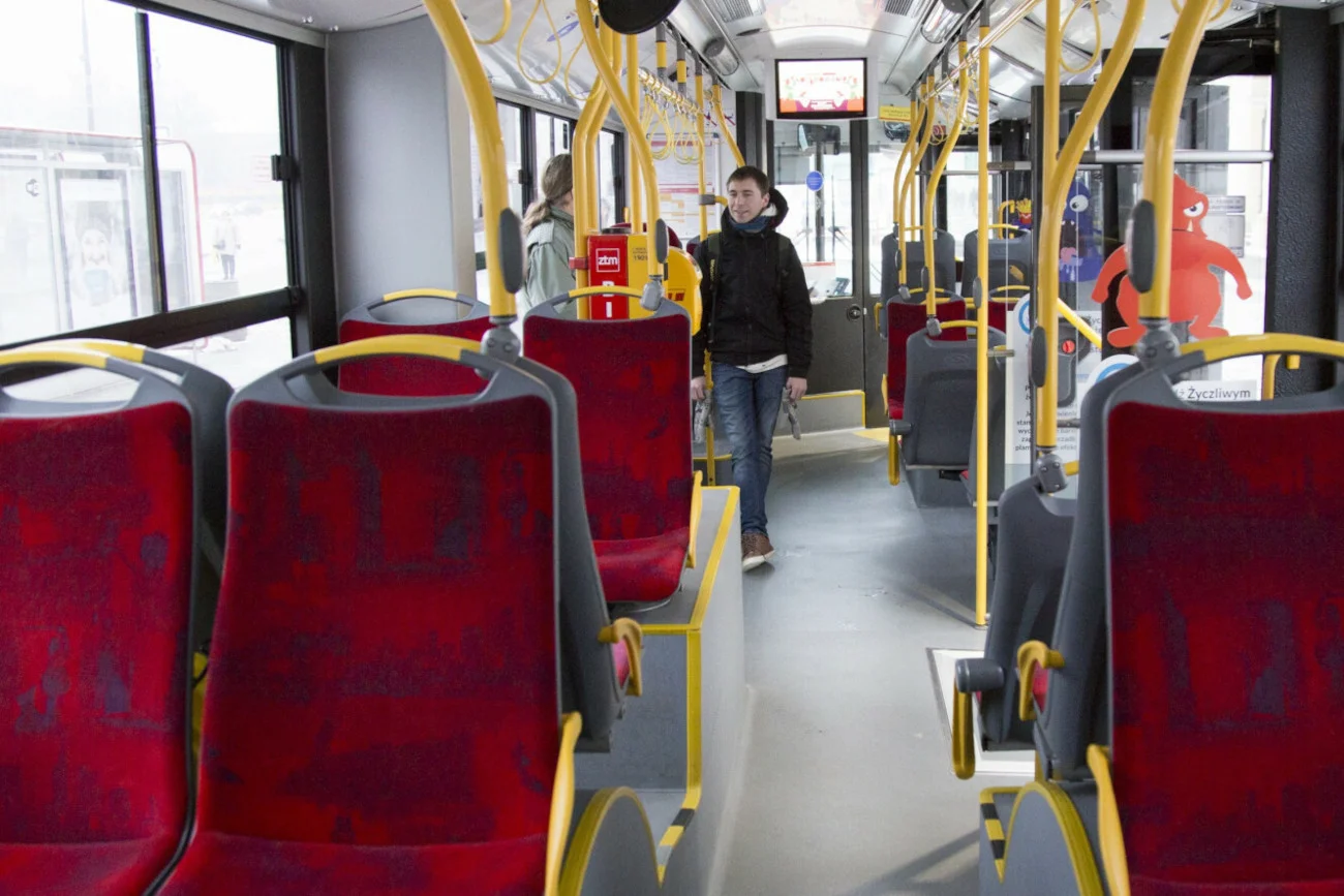 Żółte i szare pasy na podłodze w autobusie. Co oznaczają?
