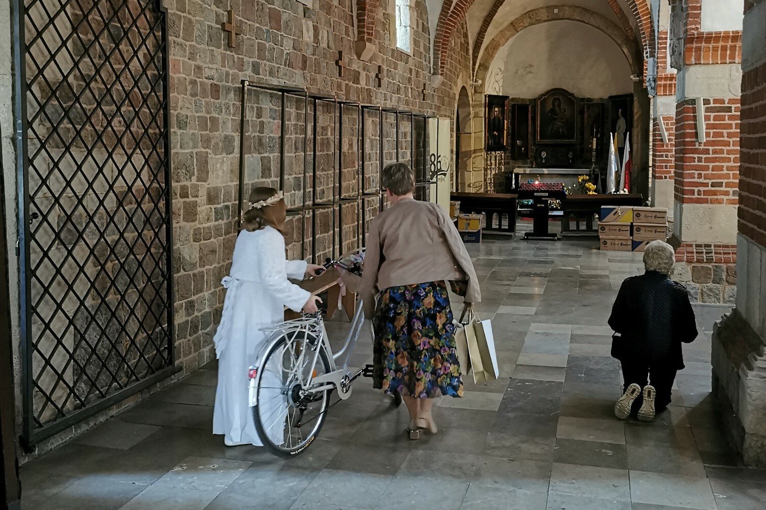 Komunia 2022: jak zaoszczędzić na organizacji przyjęcia, ile dać w kopertę