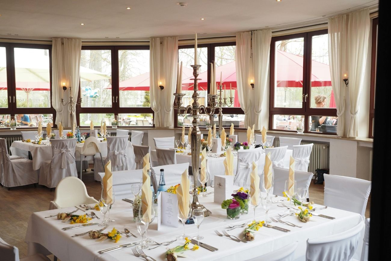 Goście weselni byli głodni, więc wpadli na pewien pomysł. Wyproszono ich