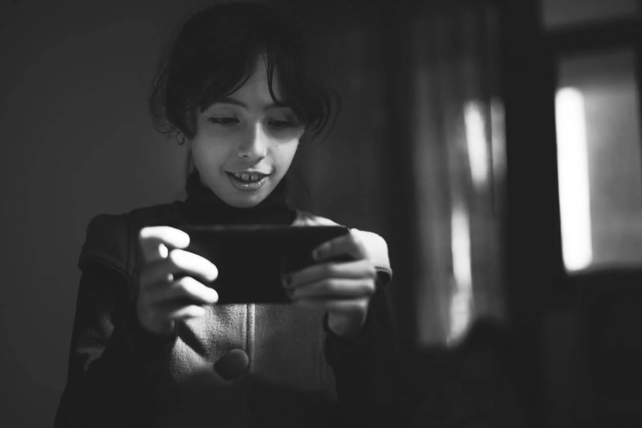 smartfon, telefon, dziecko uzależnione od smartfona, dziecko uzależnione od telefonu, uzależnienie od telefonu, psychika dzieci, depresja, próby samobójcze