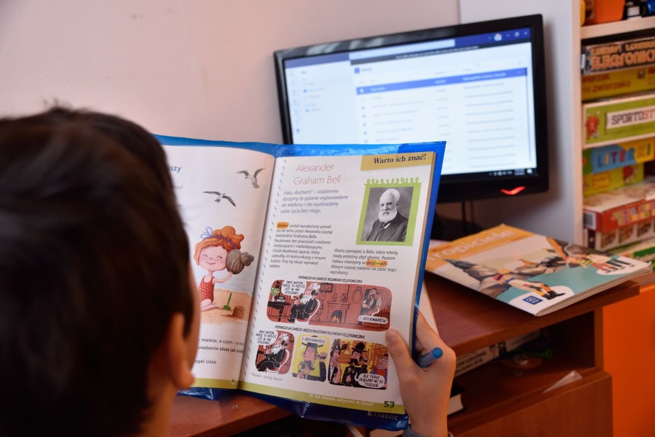 dziecko uczące się zdalnie dziecko uczące się zdalnie