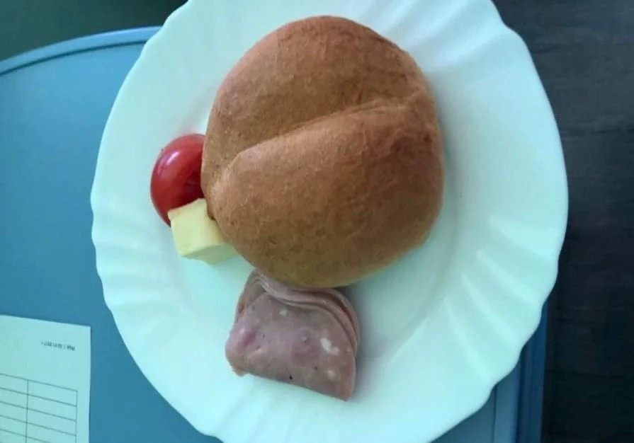 Bułka, wędlina, masło, pomidor.