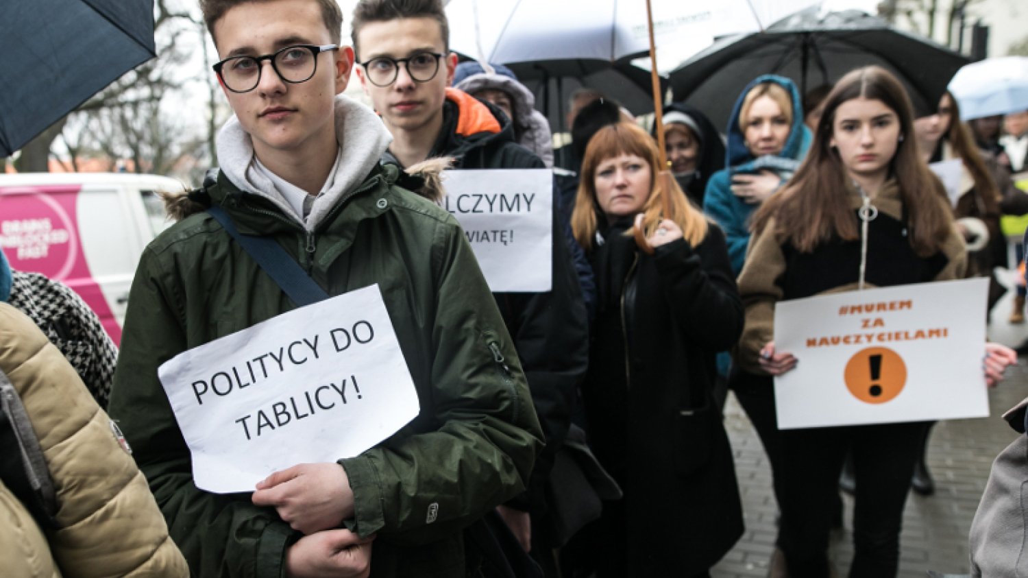 Na pierwszym planie Maciej Piłat