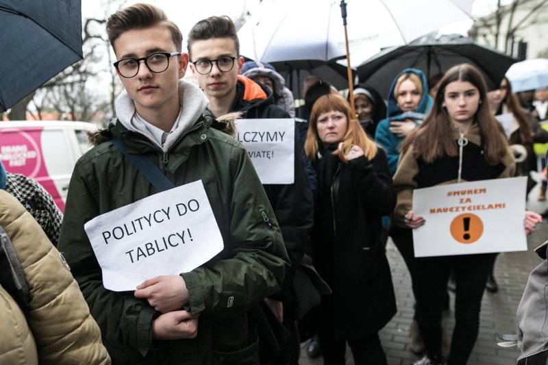 Na pierwszym planie Maciej Piłat