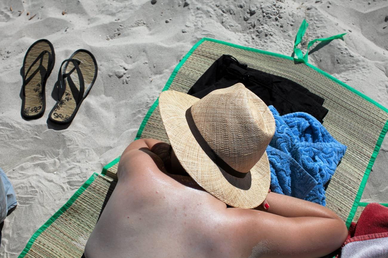 kobieta opala się na plaży