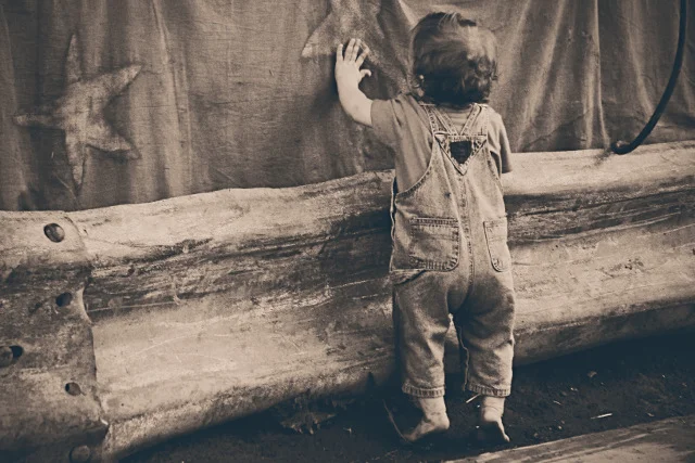Fot. Pexels / [url=https://www.pexels.com/photo/person-cute-vintage-playing-127/]gratisography.com[/url] / [url=https://www.pexels.com/photo-license/]CC0 License[/url]
