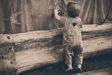 Fot. Pexels / [url=https://www.pexels.com/photo/person-cute-vintage-playing-127/]gratisography.com[/url] / [url=https://www.pexels.com/photo-license/]CC0 License[/url]